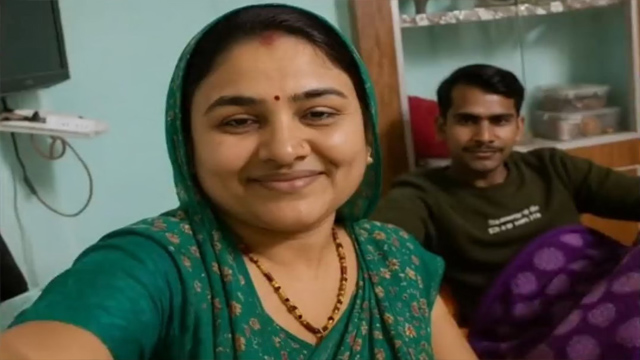 Desi Hot Aunty Bed – Romanse Kiss Video